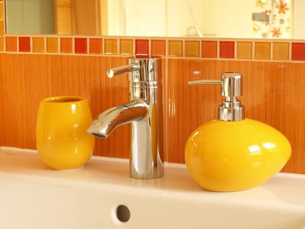 Nahaufnahme von Waschbecken und Wasserhahn — Stockfoto