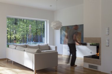 Şömine için odun koyma