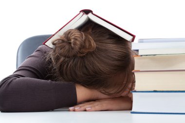 Kız aşağıda bir kitap