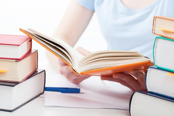 Chica leyendo un libro — Foto de Stock