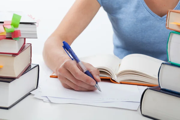 Mulher durante a aprendizagem — Fotografia de Stock