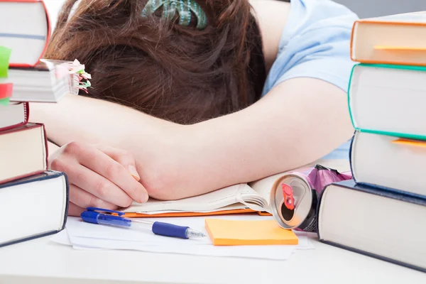 Studente che dorme dopo aver studiato — Foto Stock