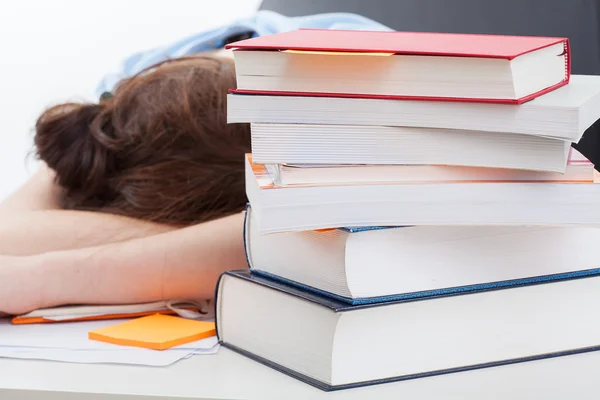 Estudiante durmiendo después de mucho tiempo estudiando — Foto de Stock