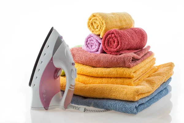Färgglada handdukar och järn — Stockfoto