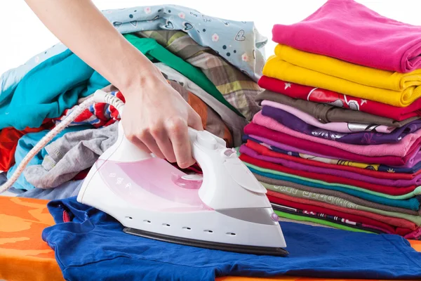 Frau bügelt blaues T-Shirt — Stockfoto