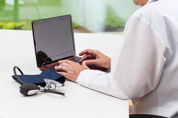 Doctor in office — Stock Photo, Image