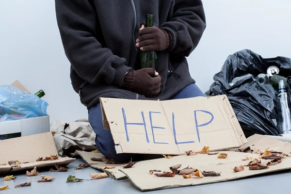 Бездомный алкоголик с бутылкой — стоковое фото