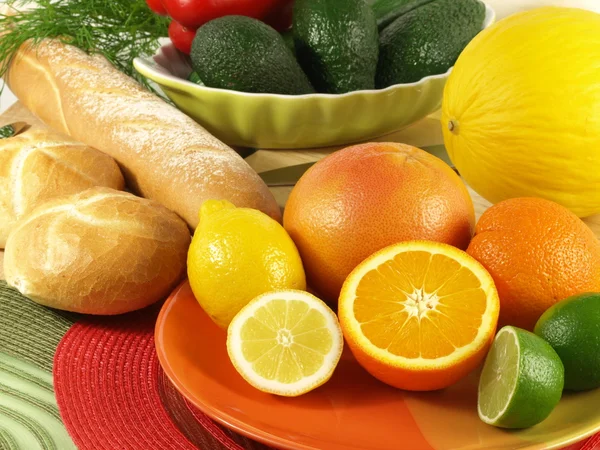 Středomořskou snídaně s bagetou a ovoce — Stock fotografie