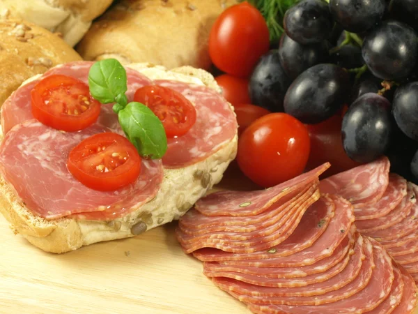 Sandwich with salami, tomatoes and basil — Stock Photo, Image