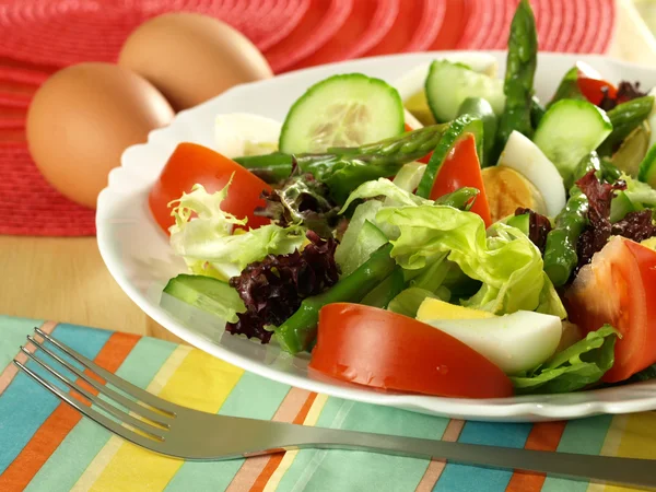 Salada de legumes com espargos — Fotografia de Stock