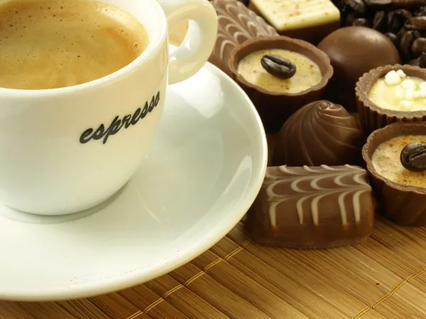 Caffè con cioccolatini, primo piano — Foto Stock