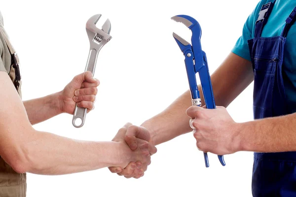 Dois trabalhadores manuais apertando as mãos — Fotografia de Stock