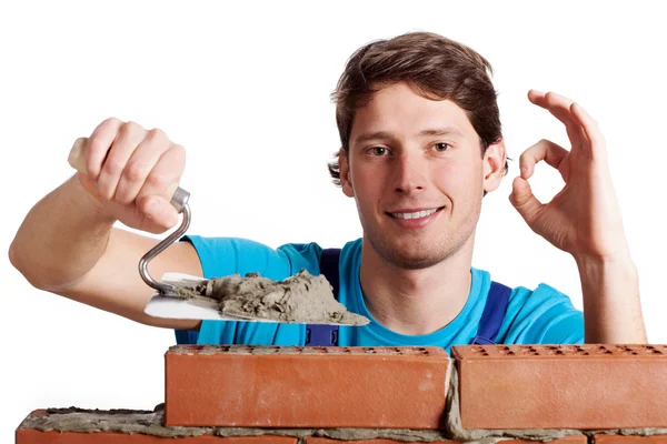 Hombre feliz construyendo un muro — Foto de Stock