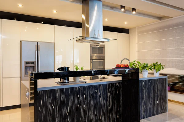 Urban apartment - schwarze Theke in der Küche — Stockfoto