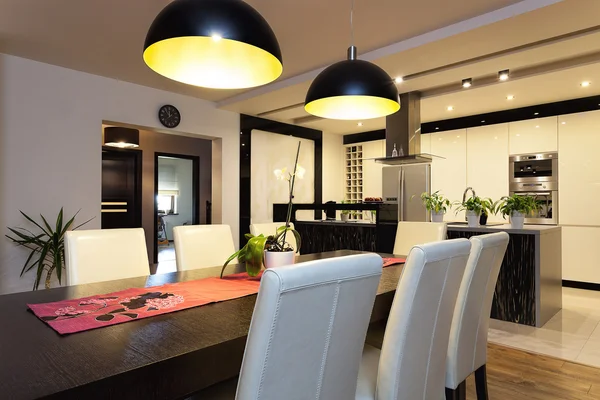 Stedelijke appartement - eetkamer en keuken — Stockfoto