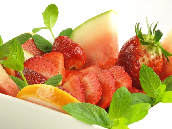 Salada de frutas em fundo isolado — Fotografia de Stock