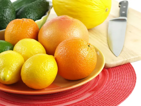 Zdravá snídaně s ovocem na talíři — Stock fotografie