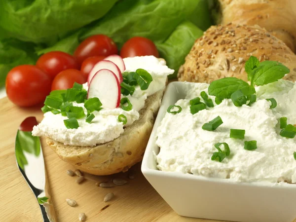 Petit déjeuner léger avec fromage cottage et légumes — Photo