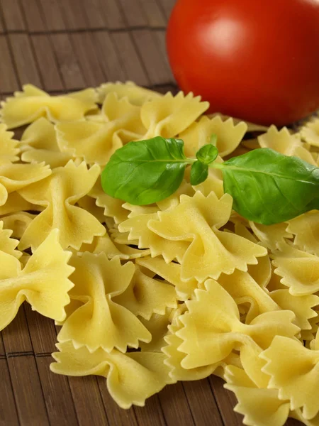 Rohe Farfalle-Nudeln — Stockfoto