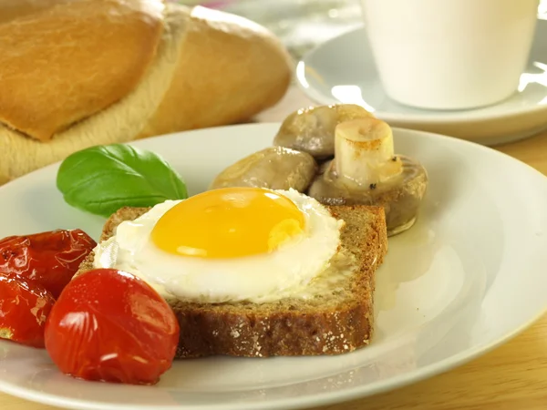 Sunny side up egg on a slice of bread — Stock Photo, Image