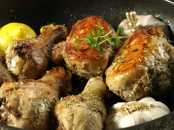 Chicken on frying pan, closeup — Stock Photo, Image