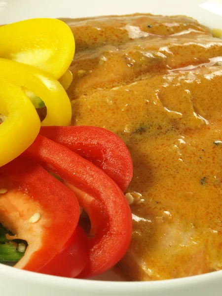 Salmón en salsa de curry — Foto de Stock