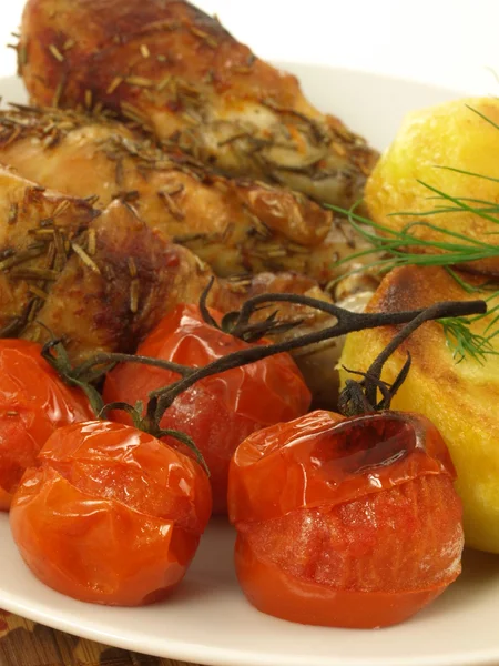 Жареная курица с помидорами, крупным планом — стоковое фото