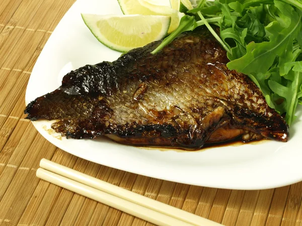 Gebratener Fisch mit Rucola — Stockfoto