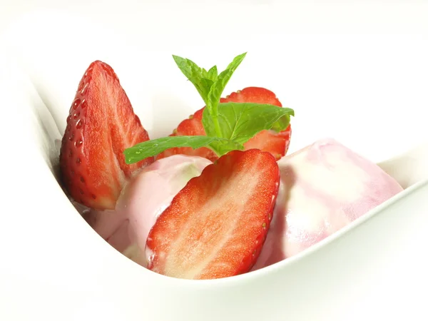 Strawberry ice cream on isolated background — Stock Photo, Image