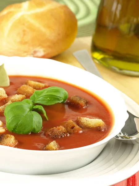 Tomatensoep met croutons en brood — Stockfoto