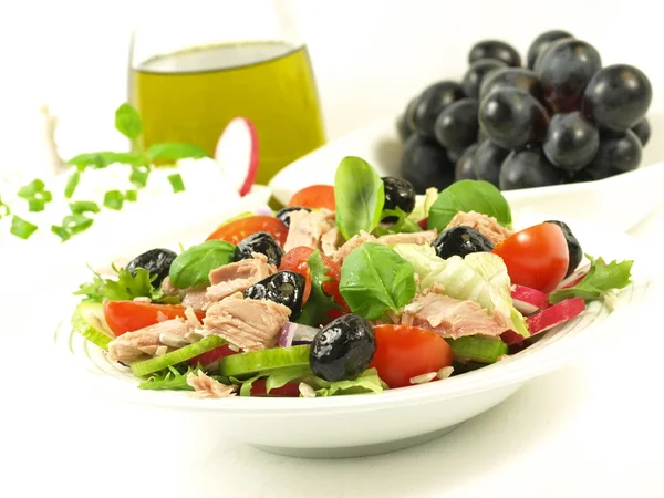 Estilo saudável café da manhã com pouca gordura com salada de atum — Fotografia de Stock