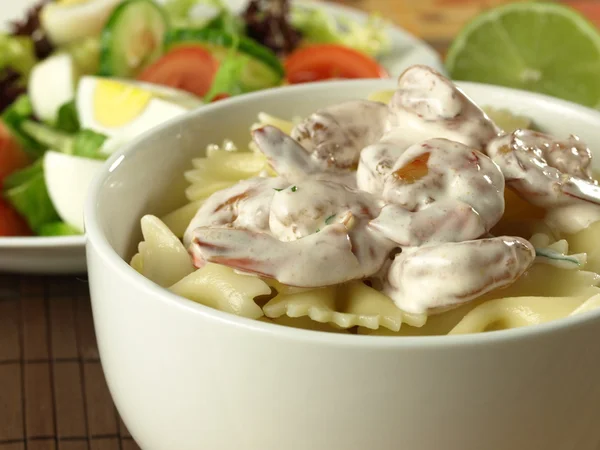 Pasta con ensalada de camarones — Foto de Stock