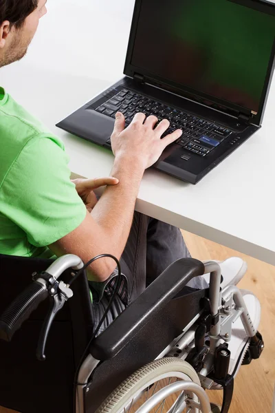 Jonge gehandicapte werknemer die werkt — Stockfoto
