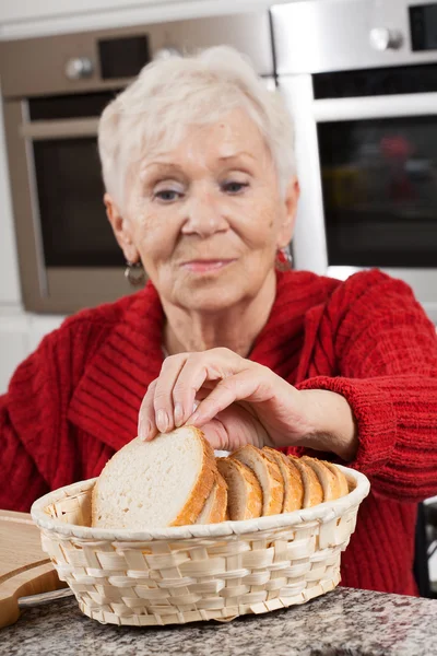 Babcia w kuchni — Zdjęcie stockowe