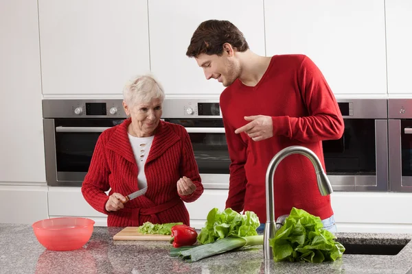 奶奶和孙子做饭 — 图库照片