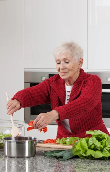 Oma koken — Stockfoto