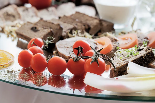 Tomat ceri dan irisan daging — Stok Foto