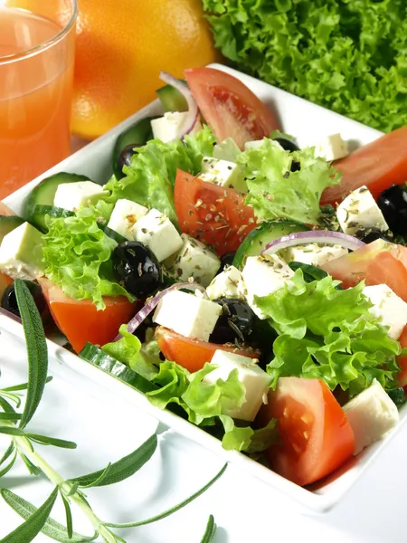 Smaakvolle gegarneerd Griekse salade — Stockfoto