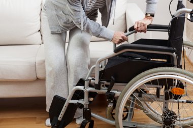 tekerlekli sandalye üzerinde oturarak