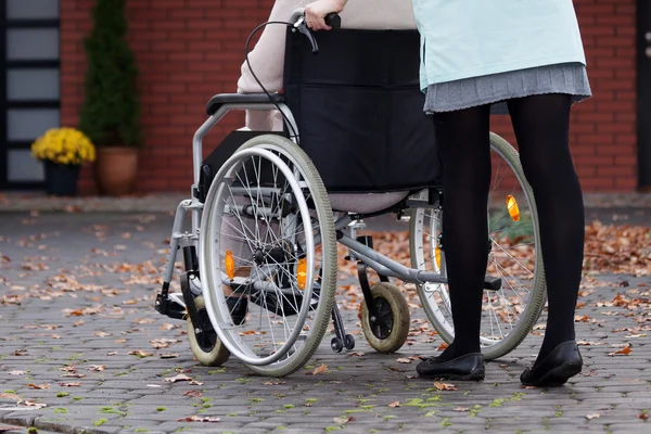 Behinderte mit Krankenschwester — Stockfoto