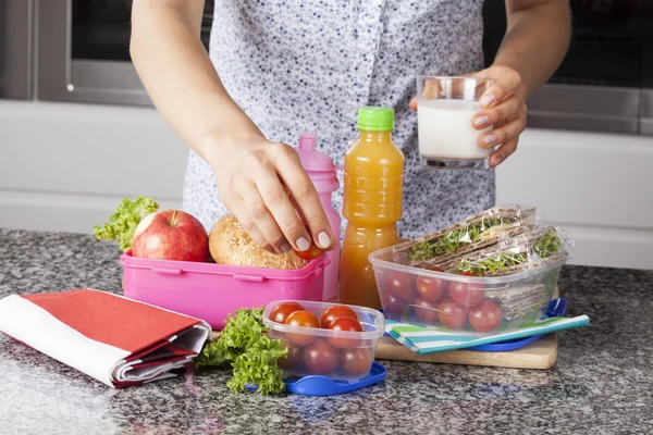 Mãe preparando lancheira — Fotografia de Stock