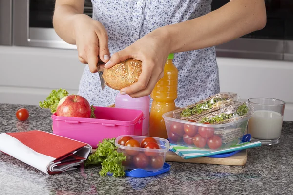 Skära i hälften — Stockfoto