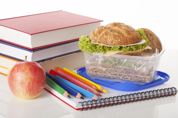 Sandwichs savoureux et fournitures scolaires — Photo