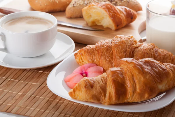 Croissants français avec une tasse de café — Photo