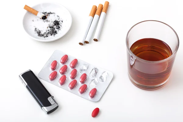 Alcohol cigarrillos pastillas — Foto de Stock