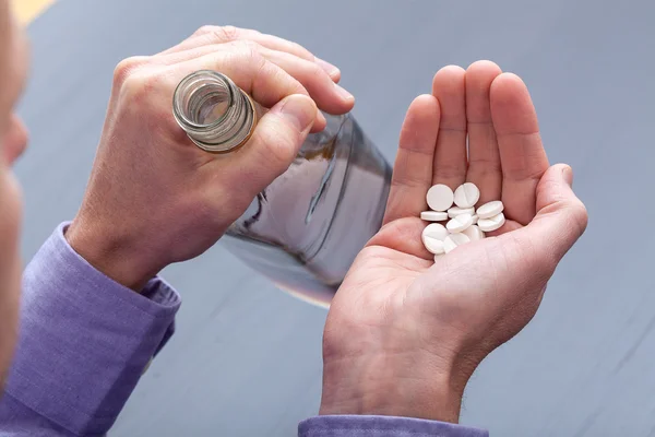 Tablettenkonsument mit Handvoll — Stockfoto