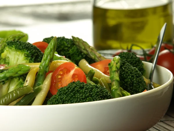Salat mit Spargel und Bohnen — Stockfoto