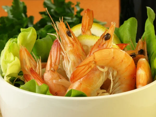 Crevettes dans une salade saine — Photo