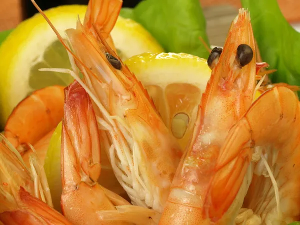 Crevettes aux tranches de citron, gros plan — Photo