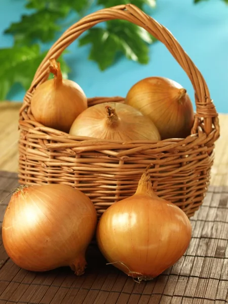 Onions in a wicker basket — Stock Photo, Image
